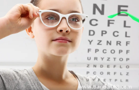 近視族玩手機可摘下眼鏡嗎1
