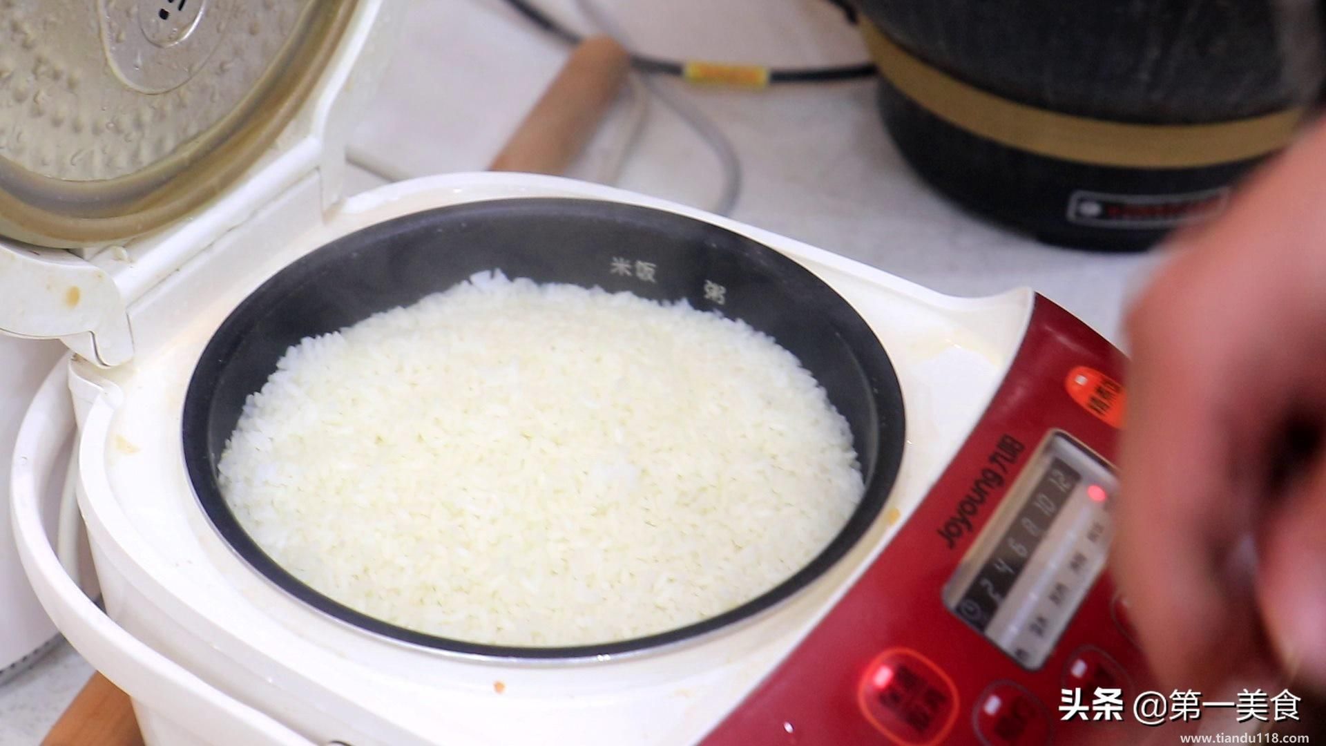 普通蛋炒飯的做法簡(jiǎn)單步驟（怎樣做蛋炒飯最好吃）(圖3)