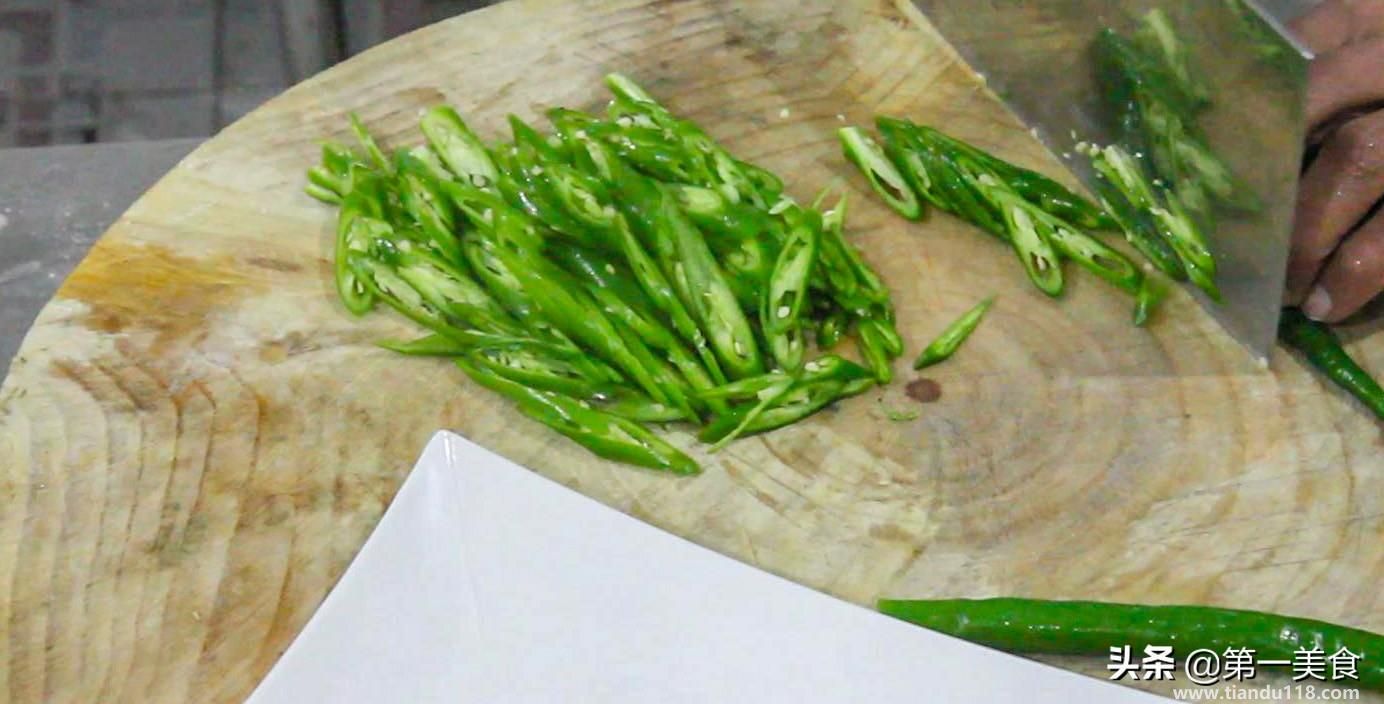 青椒炒雞蛋的做法（青椒炒雞蛋怎么做）(圖2)