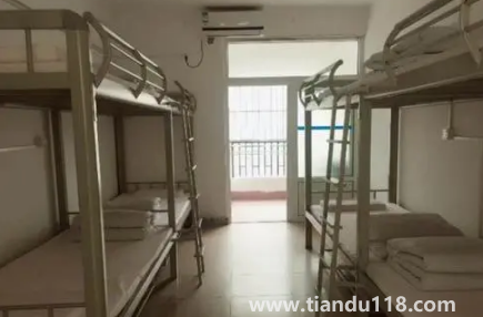 大學(xué)宿舍4人間是自己選嗎1