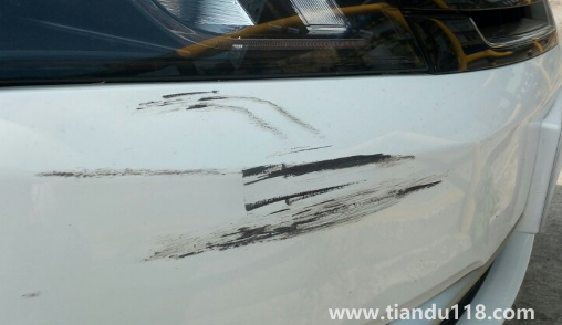 保險杠刮蹭漏出塑料修一下多少錢（保險杠刮蹭漏出塑料怎么修復(fù)）