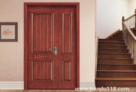 入戶(hù)門(mén)對(duì)下樓梯五帝錢(qián)怎么掛（玄關(guān)可化解大門(mén)對(duì)下樓梯嗎）