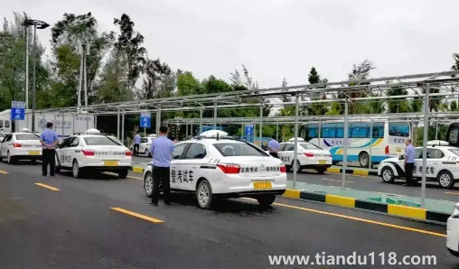 科三過(guò)了但是被抽查監(jiān)控視頻復(fù)議多久（科目三考官知道你是補(bǔ)考嗎）