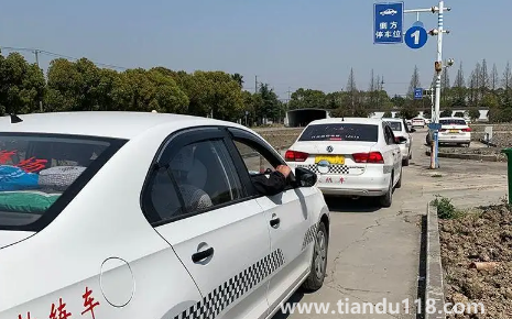 科三人工評(píng)判能找關(guān)系包過(guò)嗎（科目三的考官是交警還是教練）