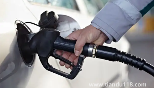 半合成機(jī)油開(kāi)一年還能用嗎（全合成機(jī)油開(kāi)了一萬(wàn)五公里有事嗎）