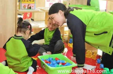 小朋友剛上幼兒園怎么安撫（如何安慰剛上幼兒園的小朋友）