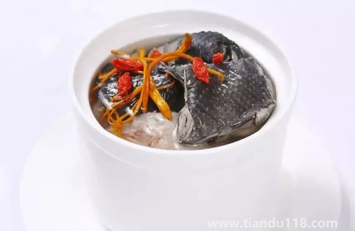 烏雞燉湯加什么食材比較補氣血1