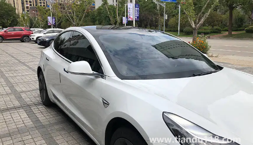 汽車玻璃膜撕下來(lái)為什么那么臭（汽車換膜對(duì)玻璃有影響嗎）