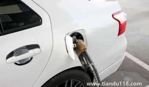 汽車油箱剩幾格該加油（汽車油箱的油怎么抽出來）