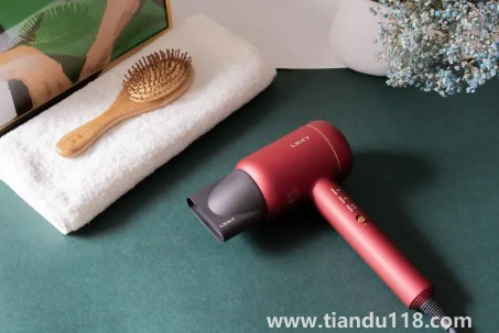 吹風(fēng)機要用冷風(fēng)吹還是熱風(fēng)吹3