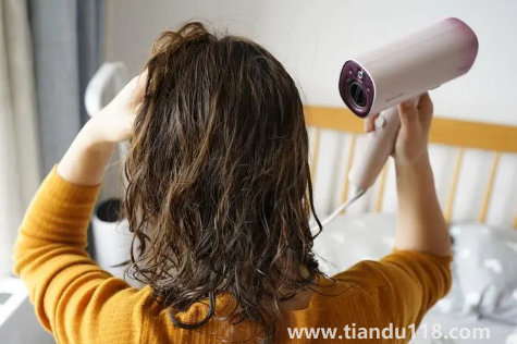 用吹風(fēng)機吹鞋子會變黃嗎（吹風(fēng)機吹鞋子怎么能快速吹干）