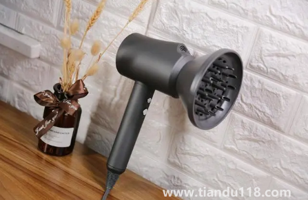 吹風(fēng)機(jī)是藍(lán)光的好還是負(fù)離子的好2