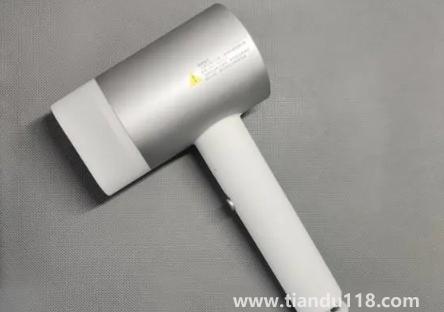 吹風(fēng)機(jī)能把頭發(fā)吹黃嗎2