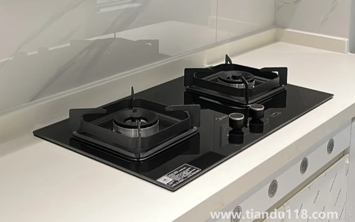 燃氣灶是一邊一個電池嗎（燃氣灶不打火沒有噠噠聲怎么修）