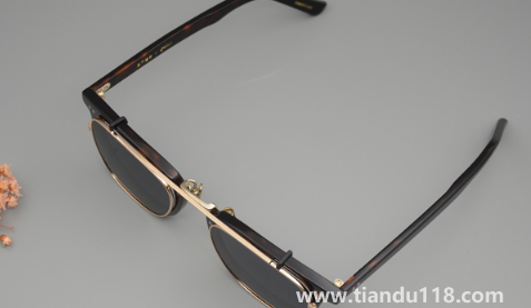 眼鏡放車(chē)?yán)锔邷貨](méi)事嗎3