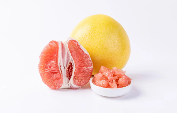 紅心柚子果肉顏色不均勻是被打針了嗎（吃柚子的兩大禁忌）