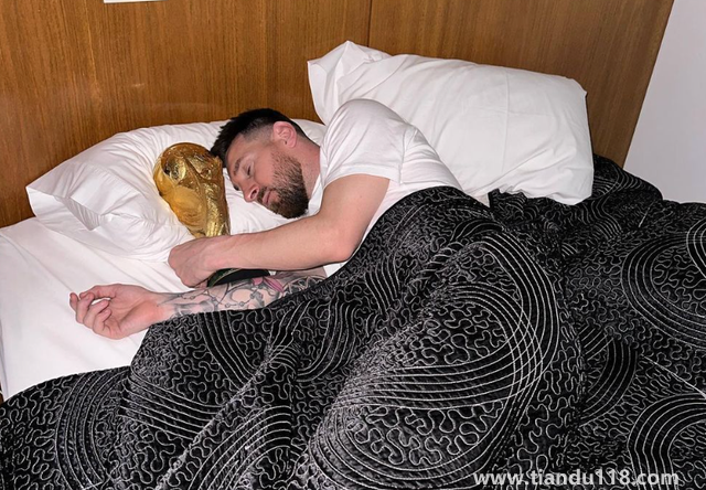 梅西睡覺(jué)都抱著大力神杯（吸引大批網(wǎng)友點(diǎn)贊）