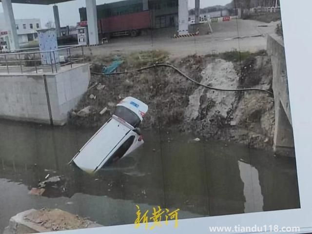 武漢120闖紅燈撞車(chē)后被指見(jiàn)死不救（被撞司機(jī)溺亡）