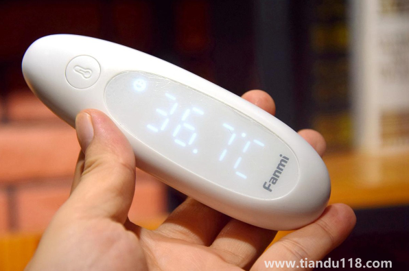 為什么耳溫槍兩只耳朵溫度不一樣（耳溫槍測量多少度算發(fā)燒）