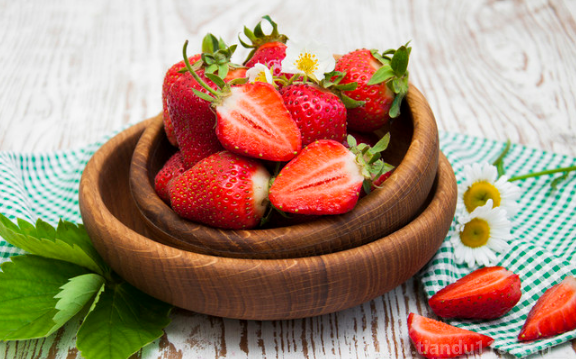 草莓的尖好吃還是底好吃（洗草莓的注意事項(xiàng)）